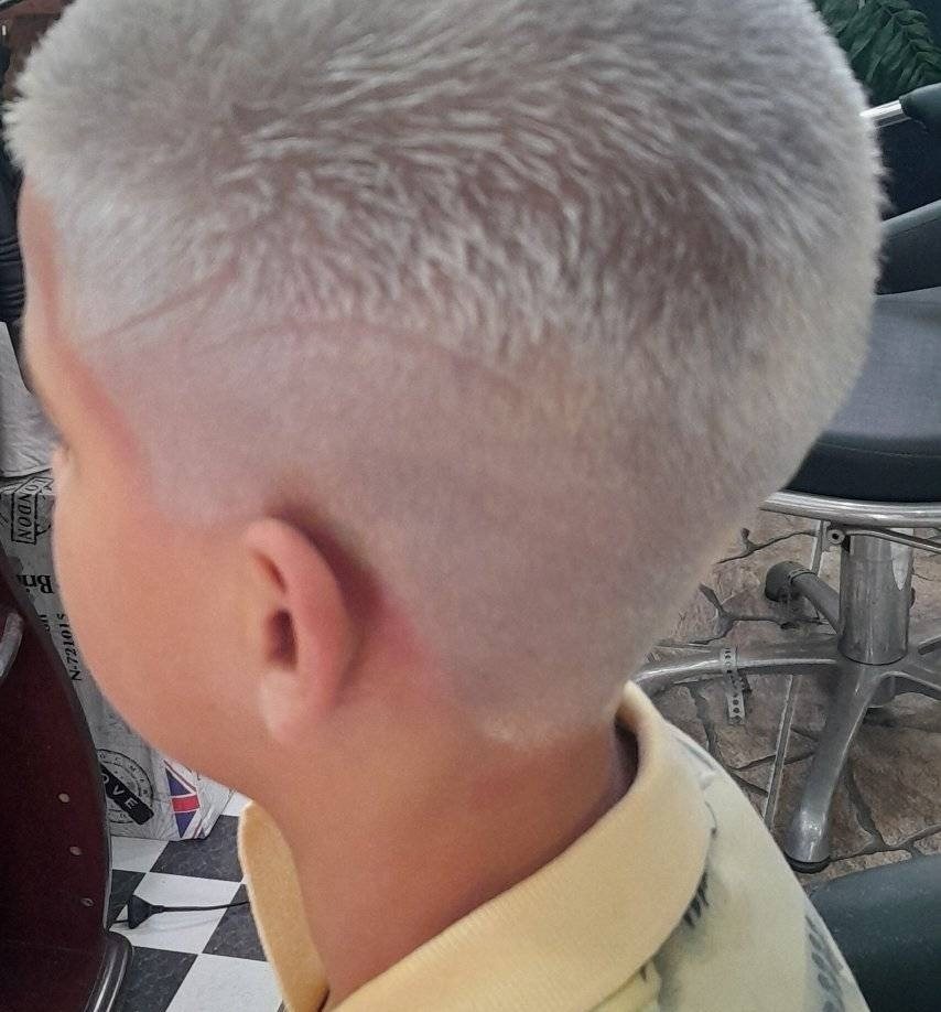 corte degradê na nuca e lateral executado na cadeira da barbearia