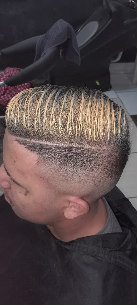 corte masculino com degradê, risco lateral e topo loiro platinado